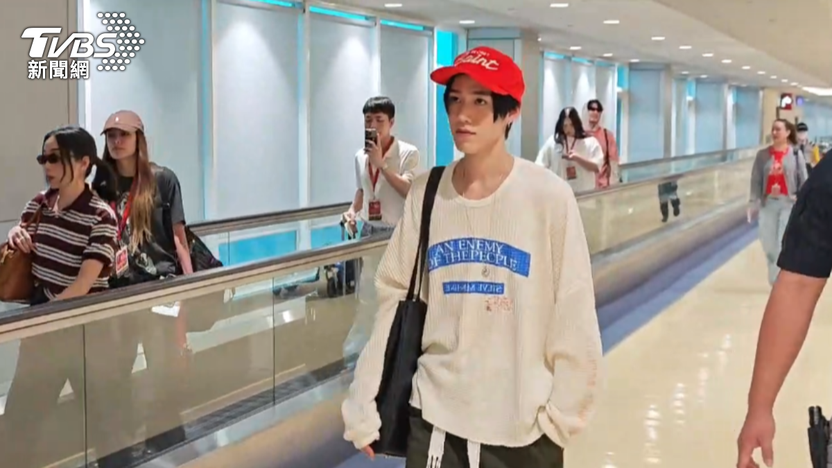 PP Krit穿著休閒白T恤搭配紅色帽子。（圖／林志偉攝）