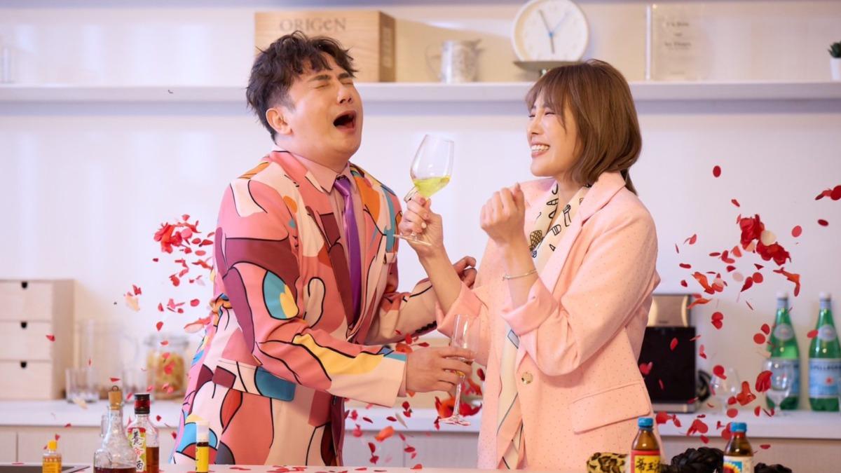 郭婷筠跟彭正合唱新歌〈夜間部同學〉。（圖／翻攝自郭婷筠臉書）