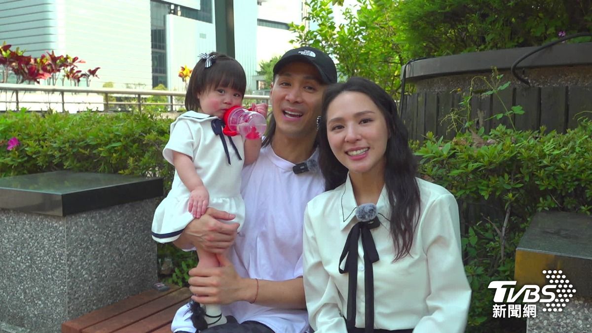 享受媽媽身分 熊熊曝1歲萌女「圍巾式撒嬌」把媽媽推開黏爸