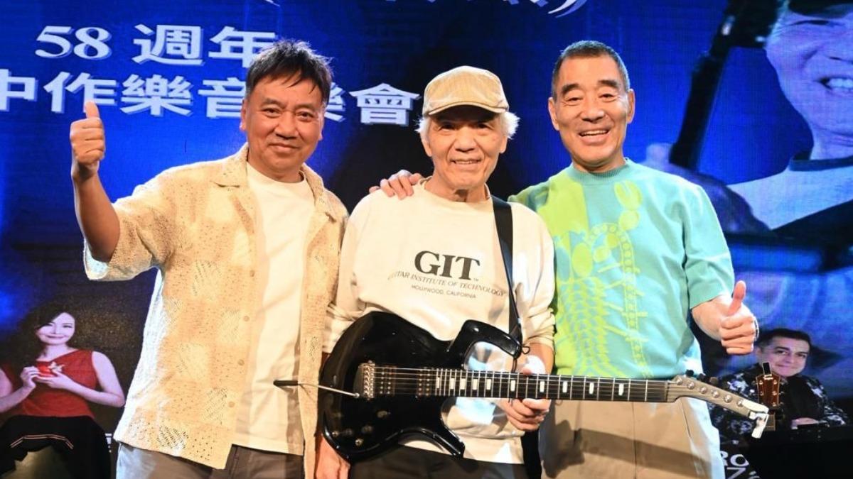 王祥基（右）和施孝榮（左）大力支持許治民開唱。（圖／台北演藝經紀文化交流協會提供）