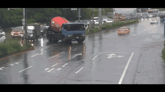 有片／淡水騎士打滑噴進水泥車底　「差一點爆頭」驚悚瞬間曝