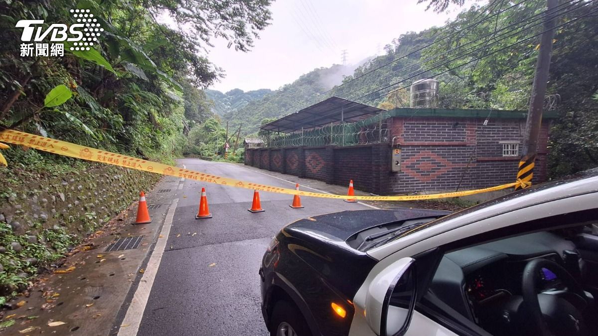 新北三峽區北111縣道2.5K至3K處發生土石崩塌，目前道路全線封閉。（圖／TVBS）