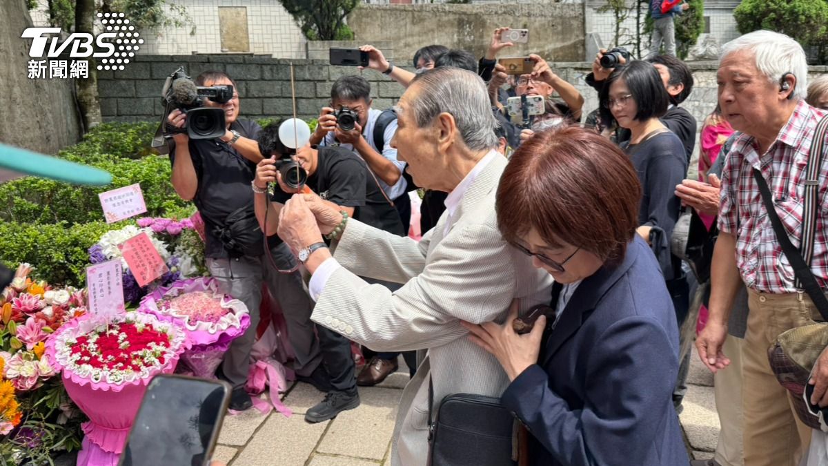 舟木稔到鄧麗君長眠處上香。（圖／陳薈涵攝）