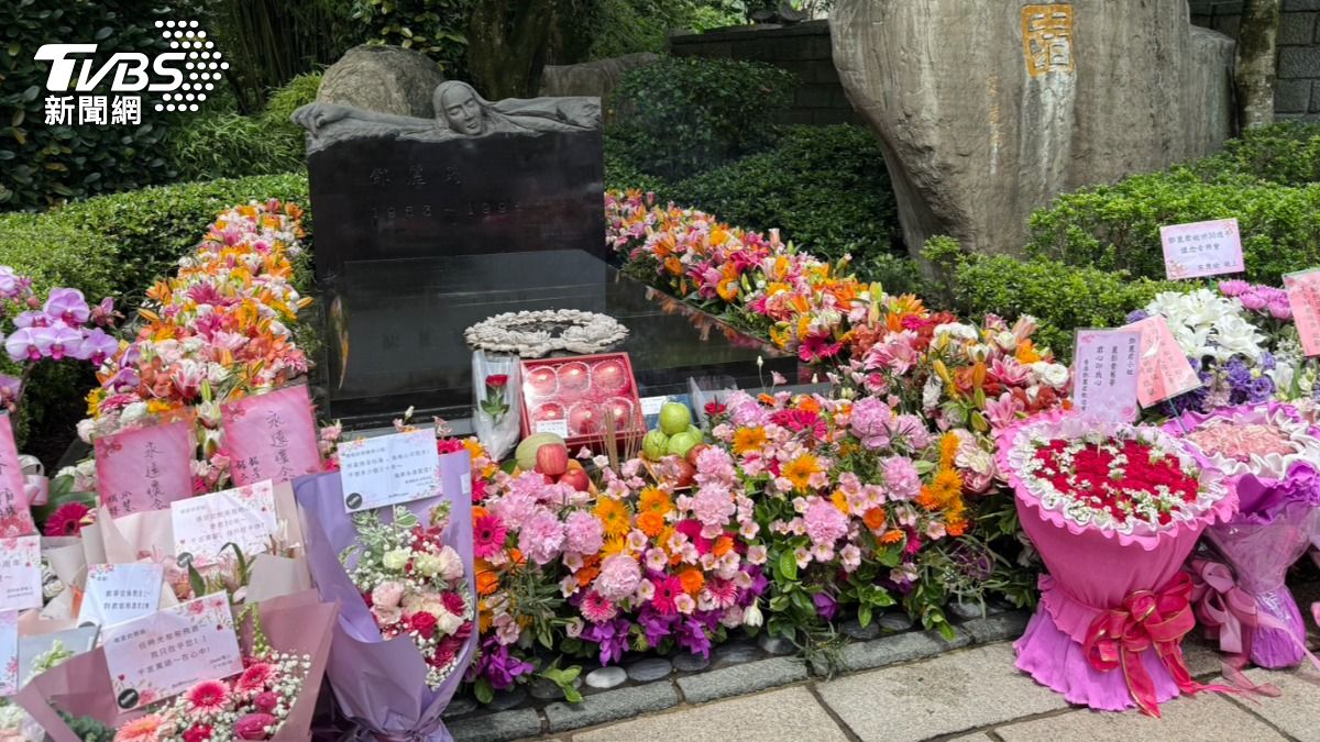來自各地的粉絲送上花束致意。（圖／陳薈涵攝）