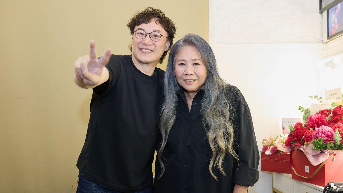 陳奕迅（左）很感謝陳小霞替他打造歌曲。（圖／華研國際提供）