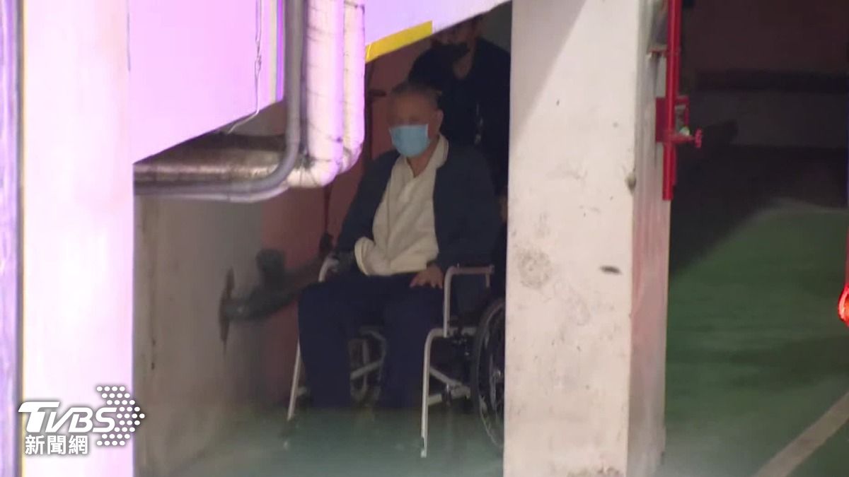 威京集團主席沈慶京今天由法警戒護送往亞東醫院就醫。（圖／TVBS）