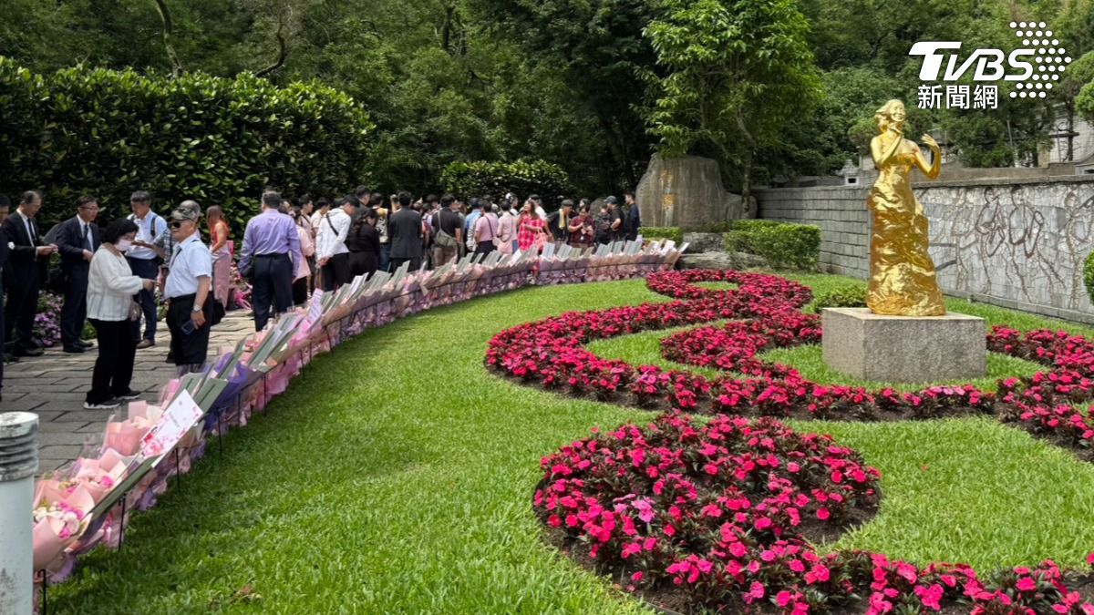 粉絲以滿滿花束紀念一代巨星鄧麗君。（圖／陳薈涵攝）