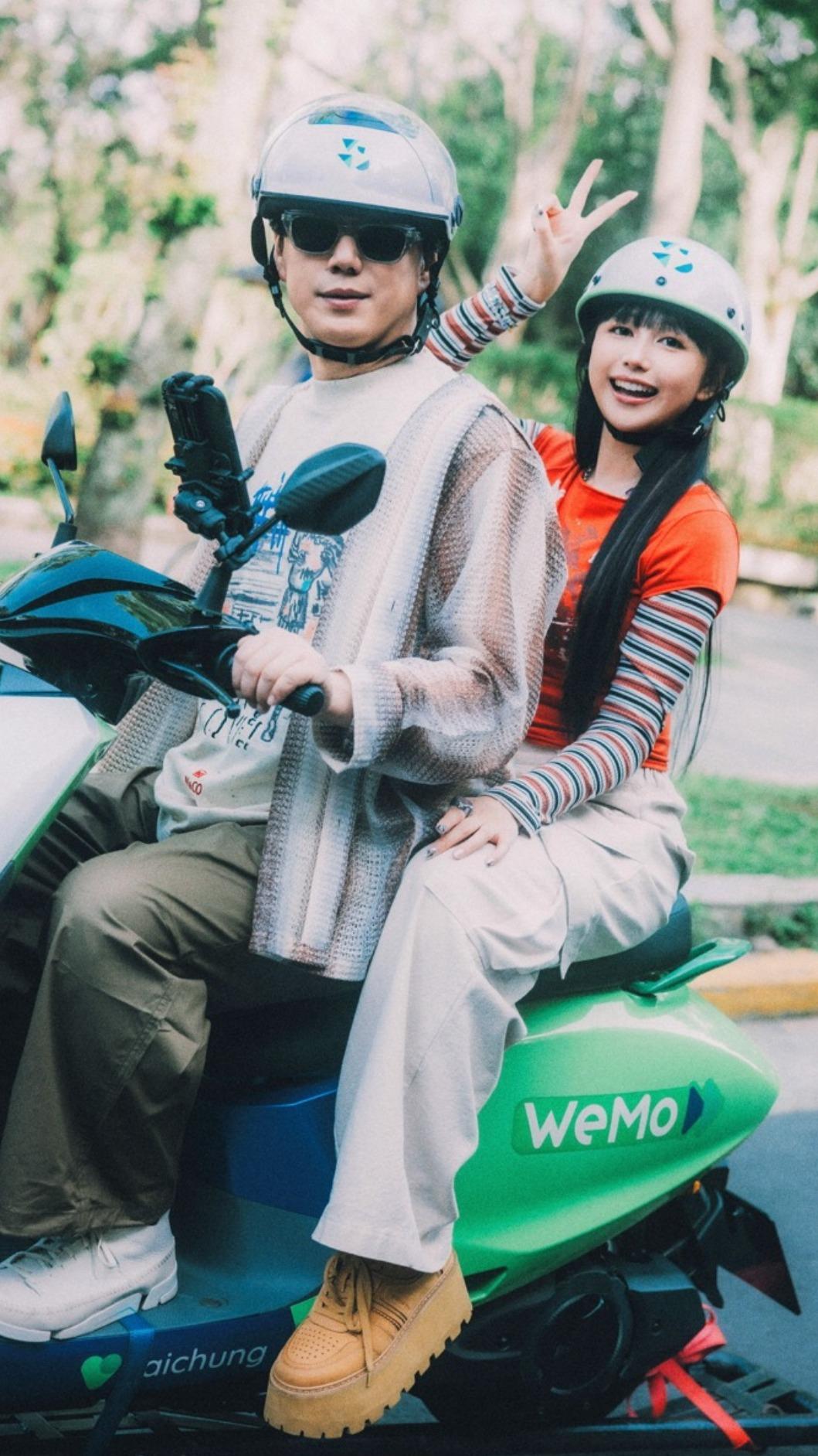 蕭煌奇騎摩托車載琳誼,劇組事前都有做好安全措施。(圖/相映音樂提供)