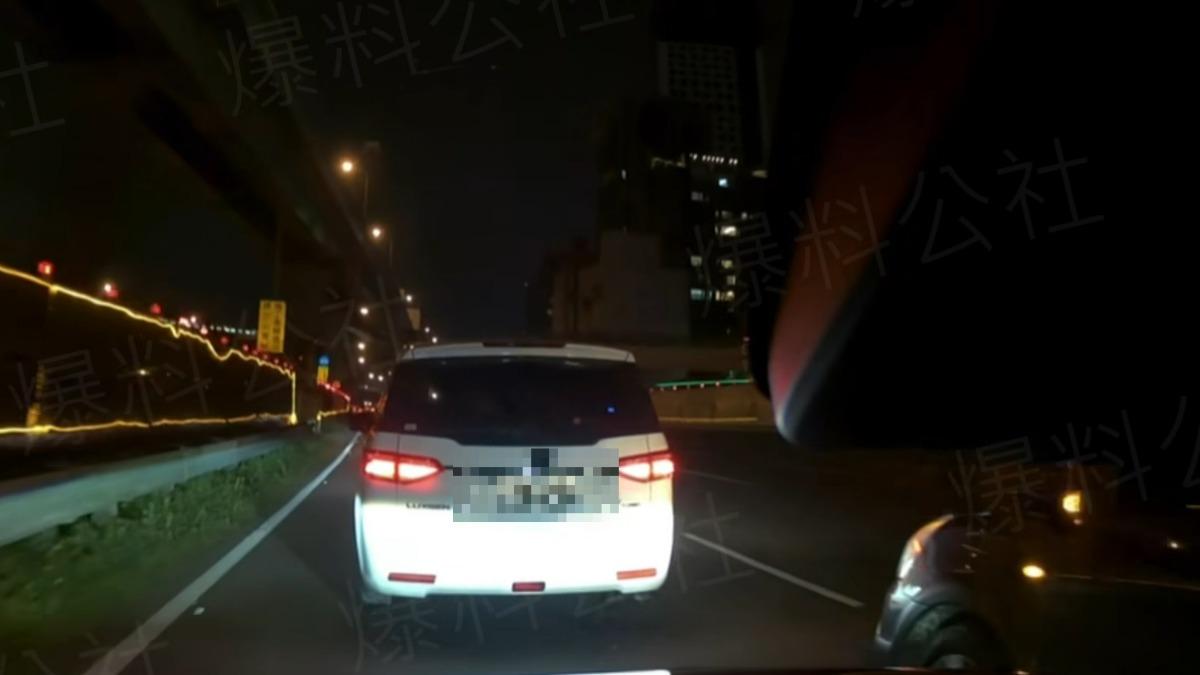 雙方因匯入車道而發生行車糾紛。（圖／翻攝爆料公社）
