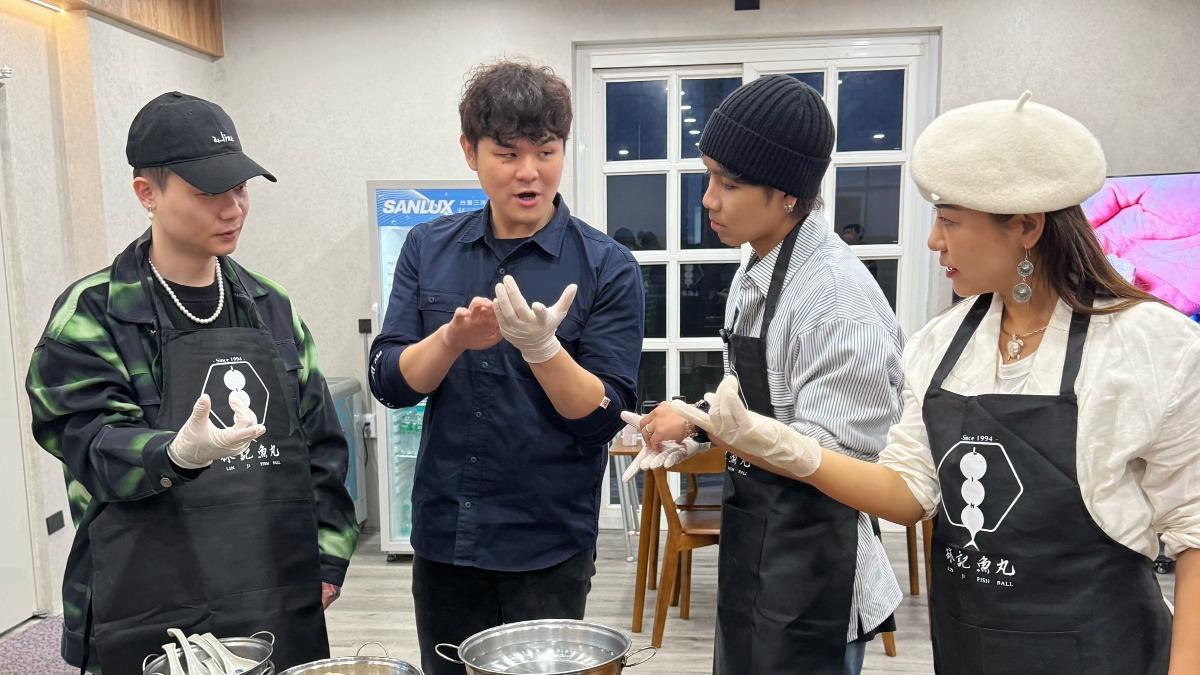GDX也體驗捏魚丸,蕭秉治還意外獲得「魚丸王子」封號。(圖/相信音樂提供)