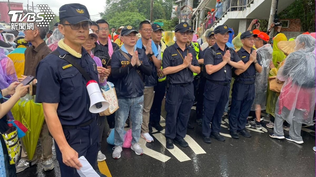 南投警分局交接給田中警分局。（圖／TVBS）
