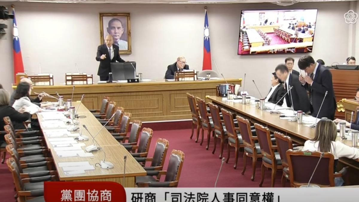 柯建銘滿血回歸立法院黨團協商，馬上就和立法院長韓國瑜再度交鋒。（圖／立法院議事轉播頻道）