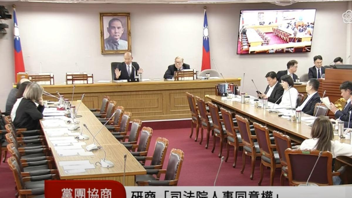 柯建銘滿血回歸立法院黨團協商,馬上就和立法院長韓國瑜再度交鋒。(圖/立法院議事轉播頻道)
