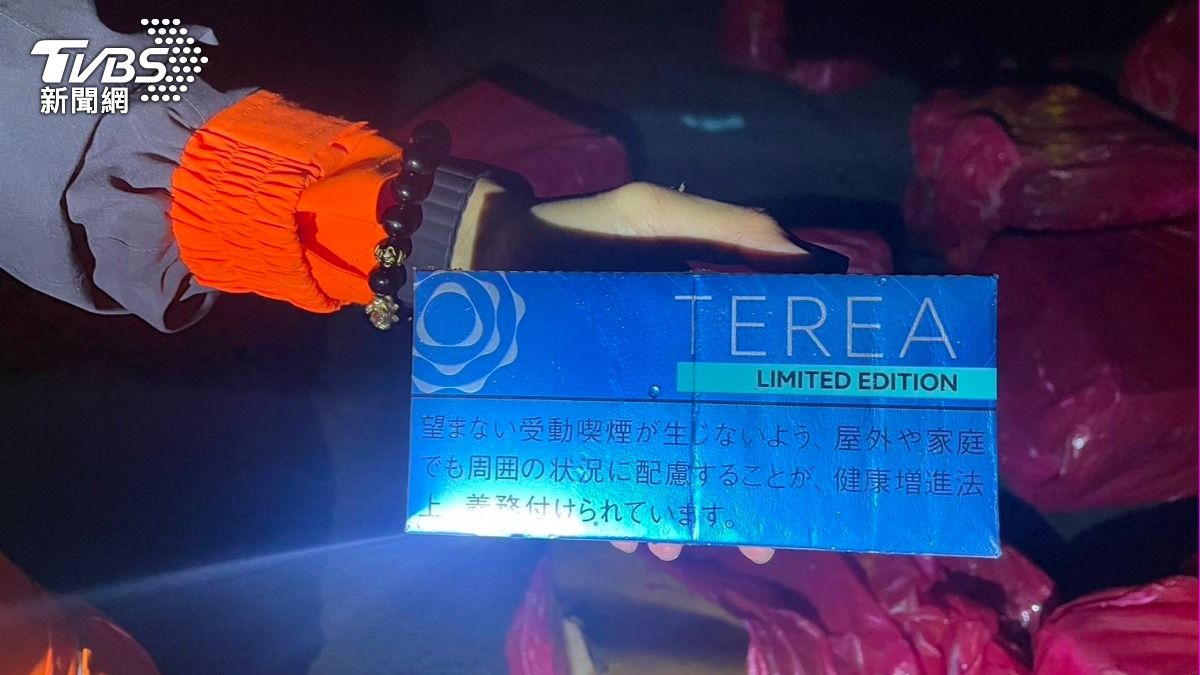 查獲大量品牌為TEREA之加熱菸數百箱。(圖/TVBS)