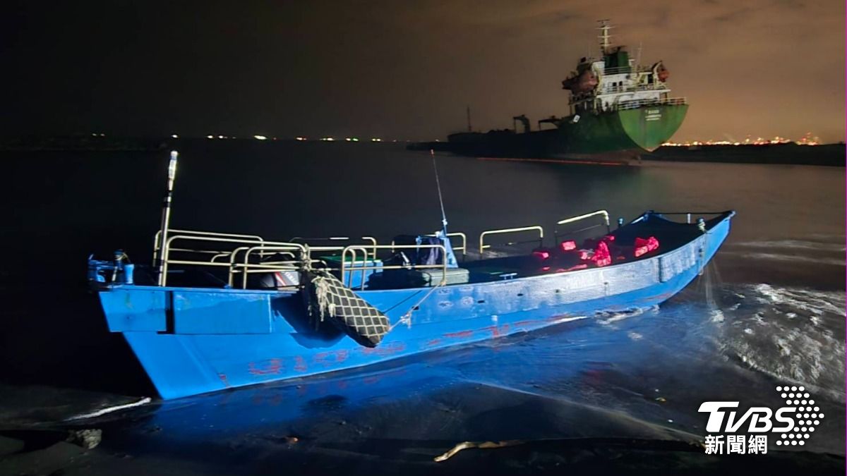 查獲無籍舢舨1艘。(圖/TVBS)