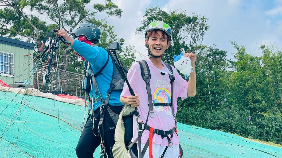 阿翔秀出幸運物。（圖／民視提供）