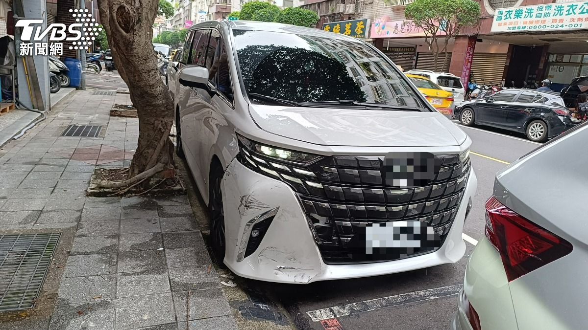 曾姓駕駛豪華休旅車車頭擦撞受損。（圖／TVBS）