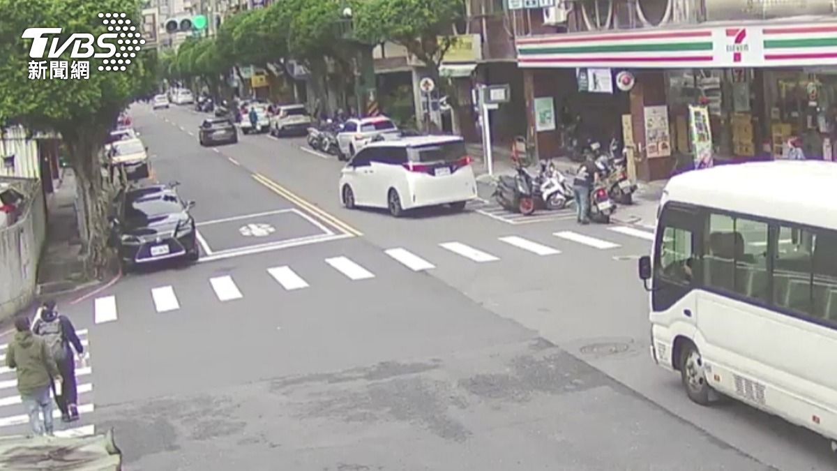 曾姓駕駛開豪車撞倒路邊機車。（圖／TVBS）