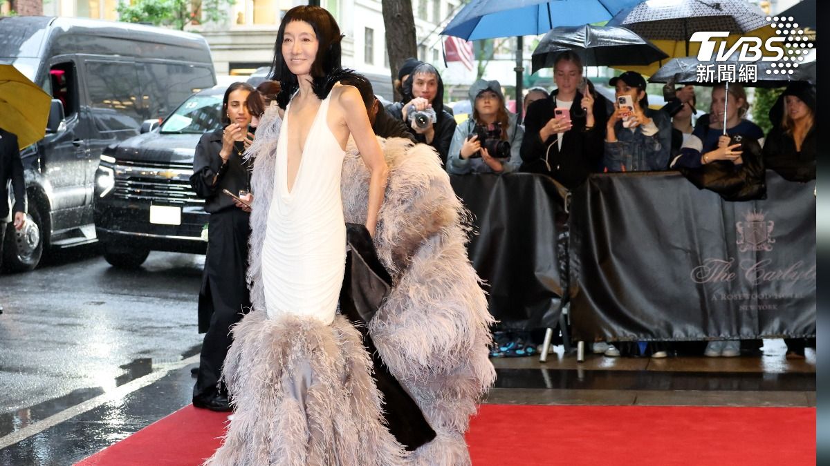王薇薇穿著自己設計的低胸白禮服出席Met Gala。（圖／達志影像路透社）