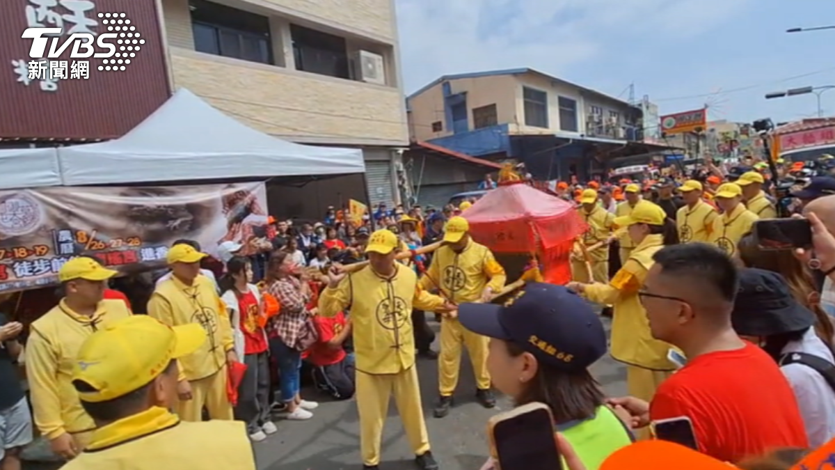 為了接駕白沙屯媽祖　人群中放鞭炮　遭員警怒斥
