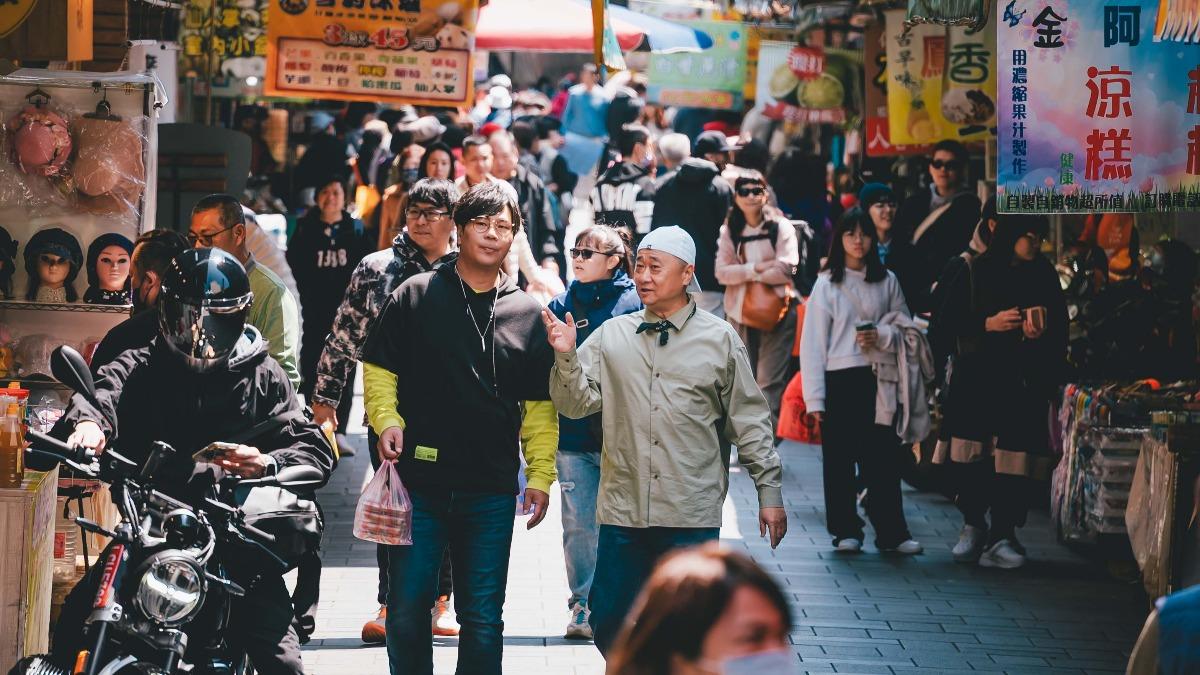邰智源(右)與邵大倫在金山逛老街。(圖/公視台語台提供)
