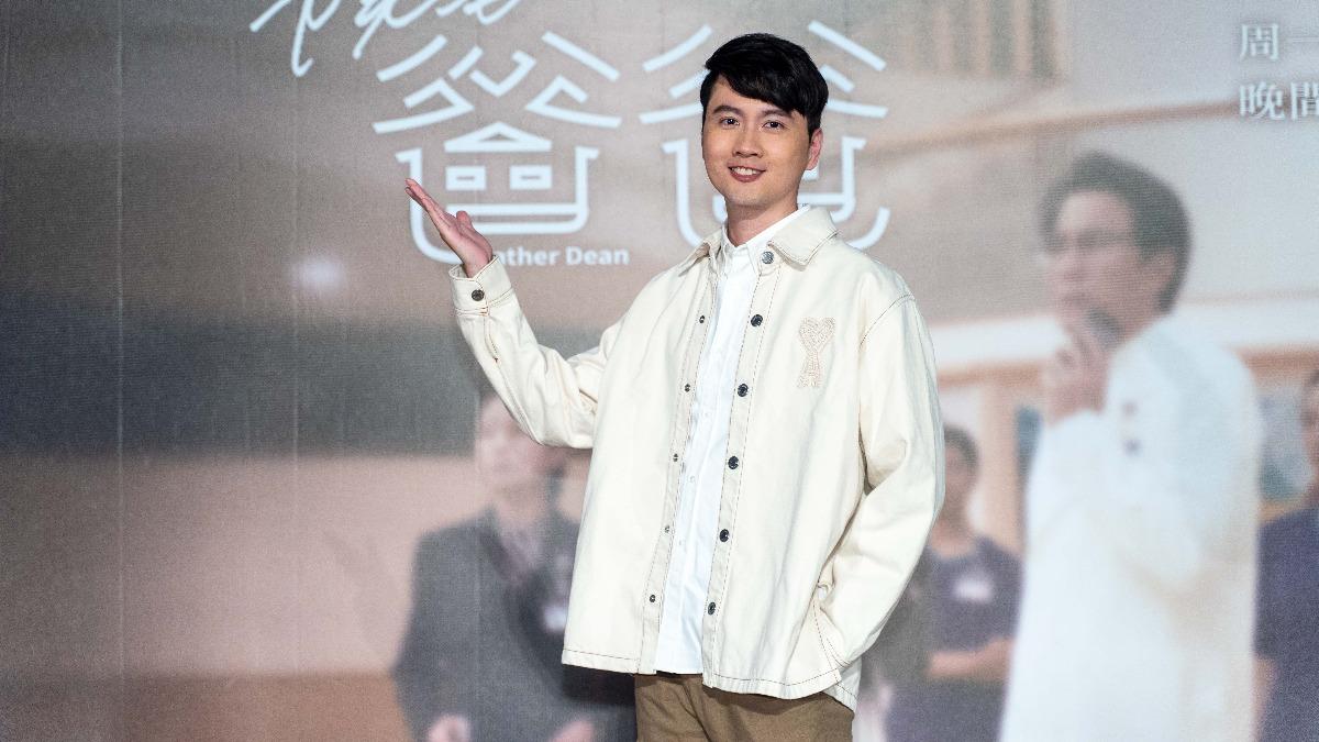 張捷被醫生手把手教學執刀手法。(圖/大愛提供)