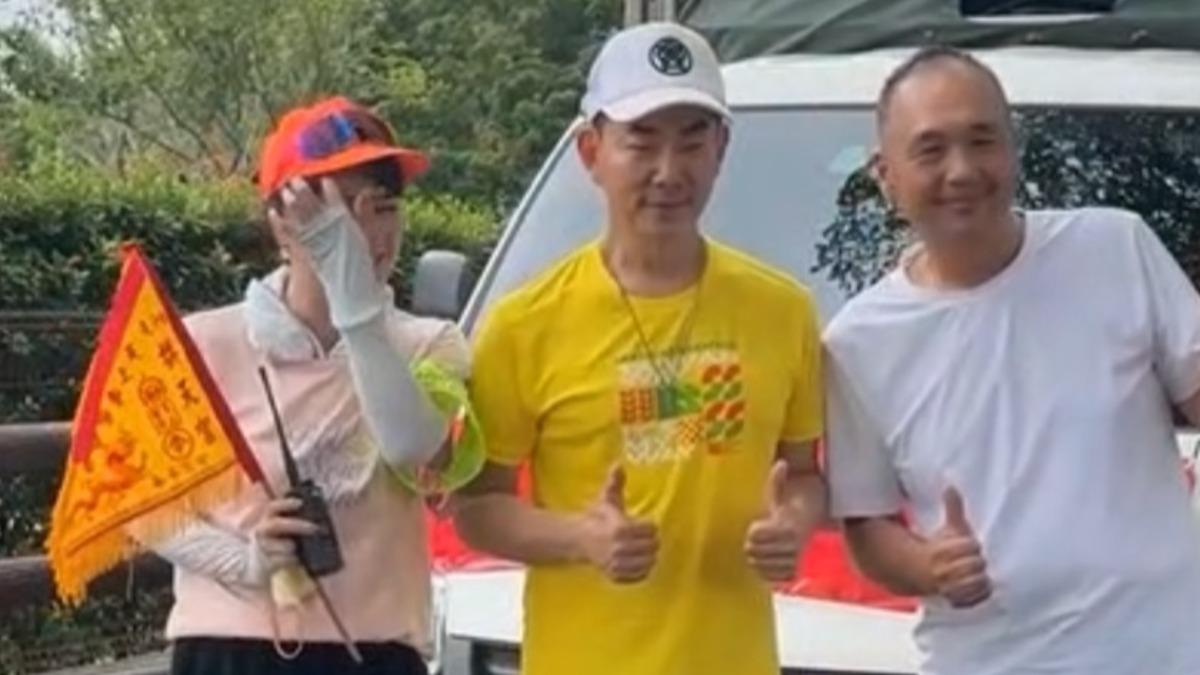 任賢齊(中)相當親民,粉絲合照來者不拒。(圖/田中馬拉松協會提供)