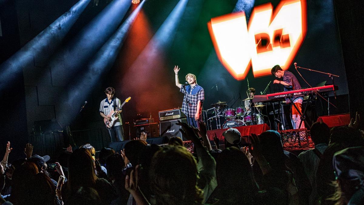 W24來台演出,也趁空逛了夜市。(圖/北流提供)