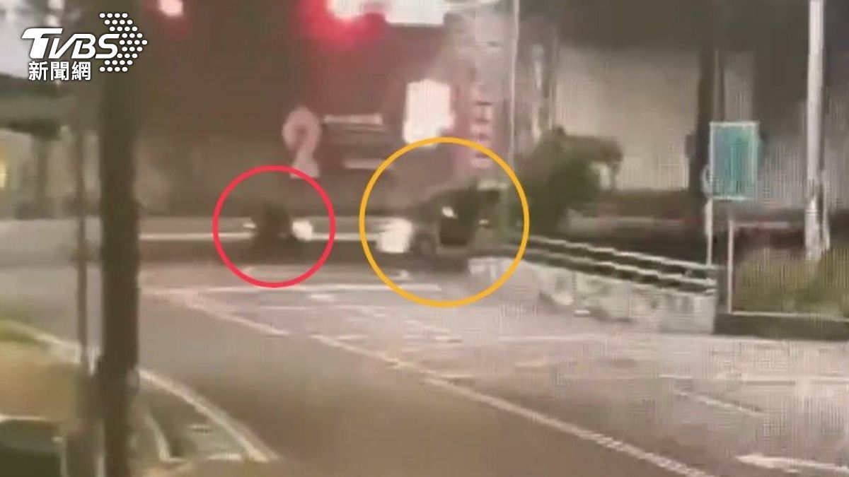 王男駕駛營業小客車(黃圈),左轉時疑似未禮讓直行車,與陳男所騎之機車(紅圈)相撞。(圖/TVBS)