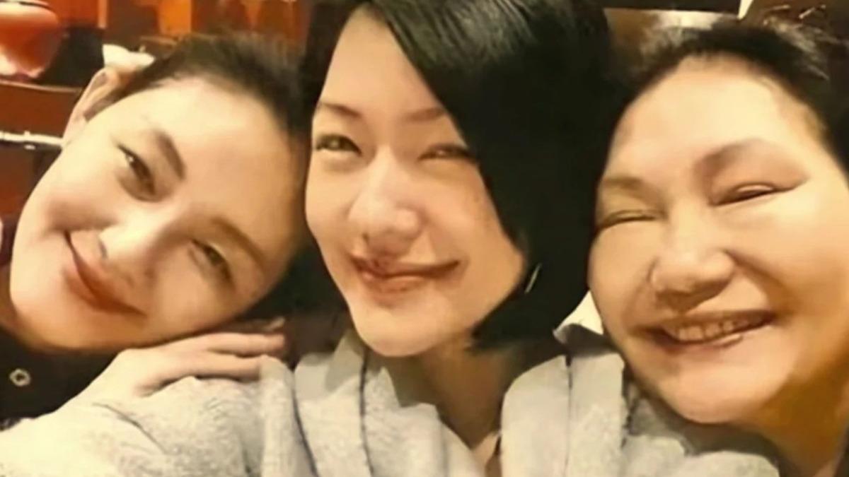 大S（左起）、小S曾一起幫媽媽過生日，當時三人開心合影。（圖／翻攝自小S IG）