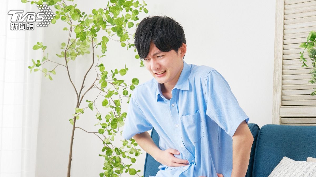 男學生長期飲食不規律、生活壓力大，常發生脹氣及胃痛，吃麵食後症狀更明顯。（示意圖，與事件無關／shutterstock達志影像）
