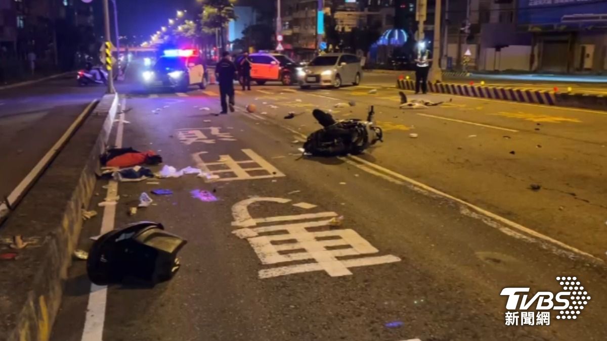 汽機車猛烈對撞,現場零件散落。(圖/TVBS)