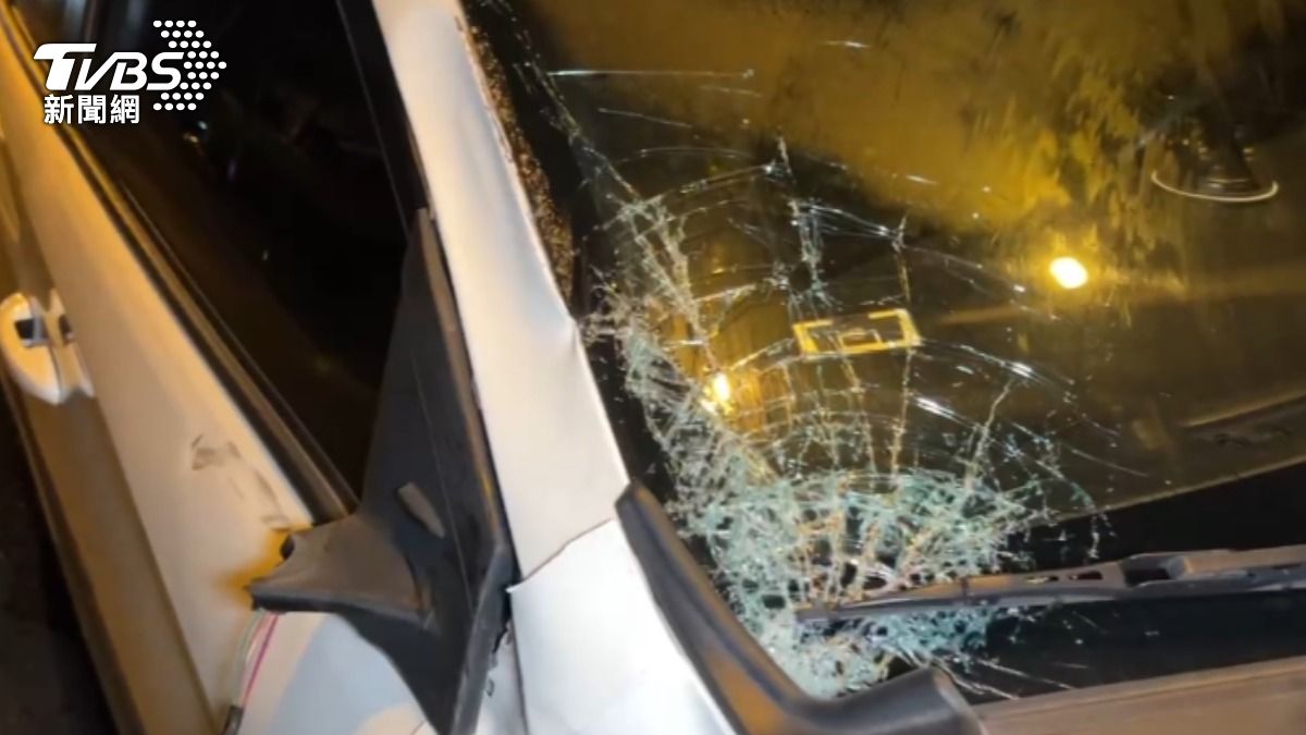 轎車擋風玻璃出現碎成蜘蛛網狀。(圖/TVBS)