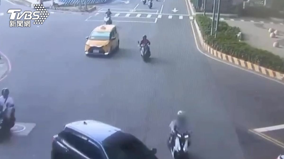 婦人從外側車道突然左轉撞上機車騎士。(圖/TVBS)