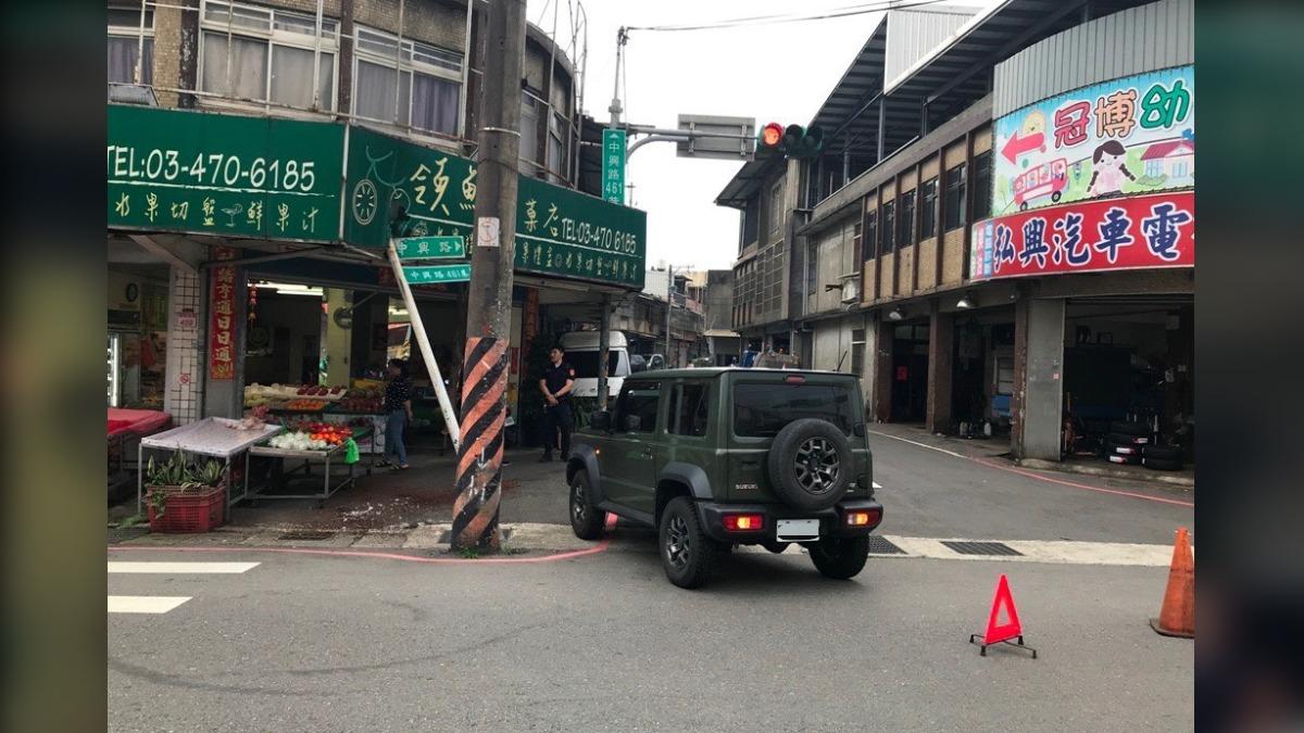 駕駛開車疑身體不適　逆向撞號誌桿險衝進水果店