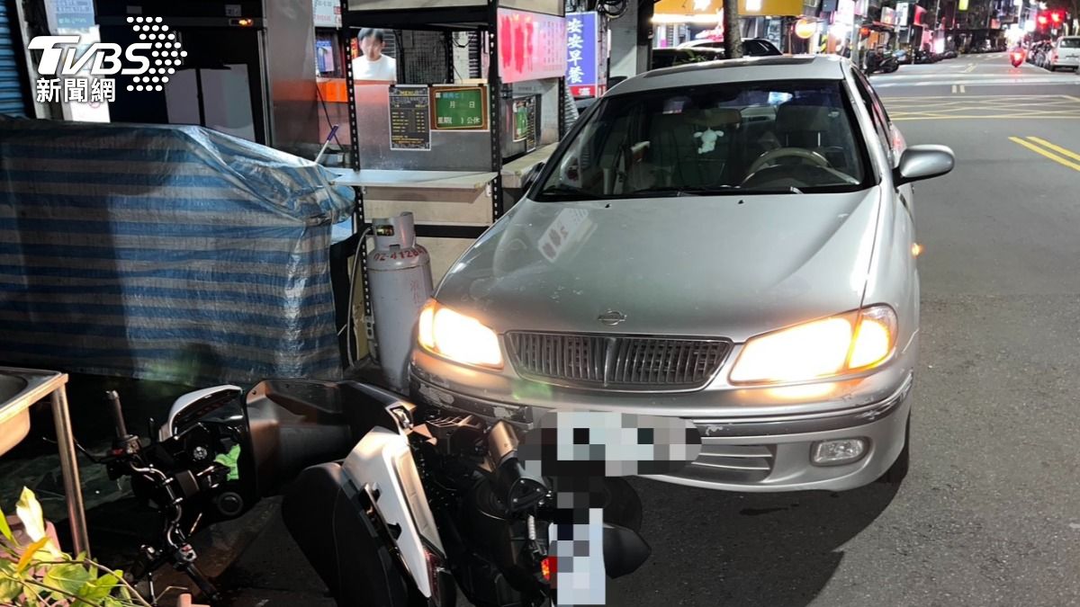 新北男恍神連撞路邊4機車　險些衝進早餐店