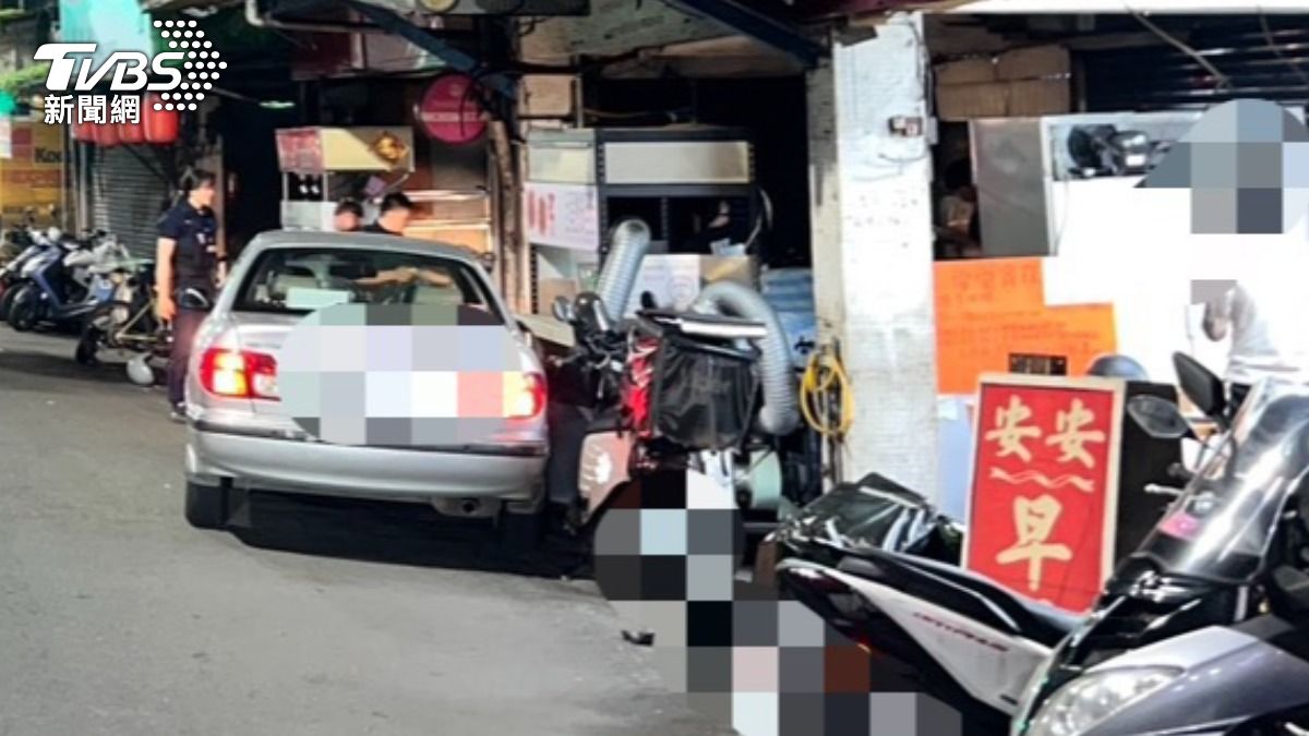 車輛往早餐店方向偏移差點就衝入早餐店。（圖／TVBS）