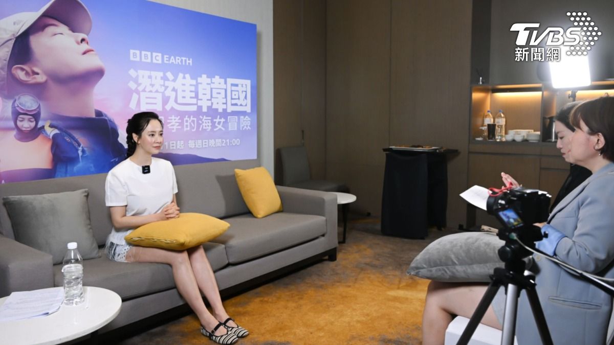 獨家／宋智孝為「海女冒險」來台 接受TVBS專訪 遞抱枕找椅子暖到心坎裡
