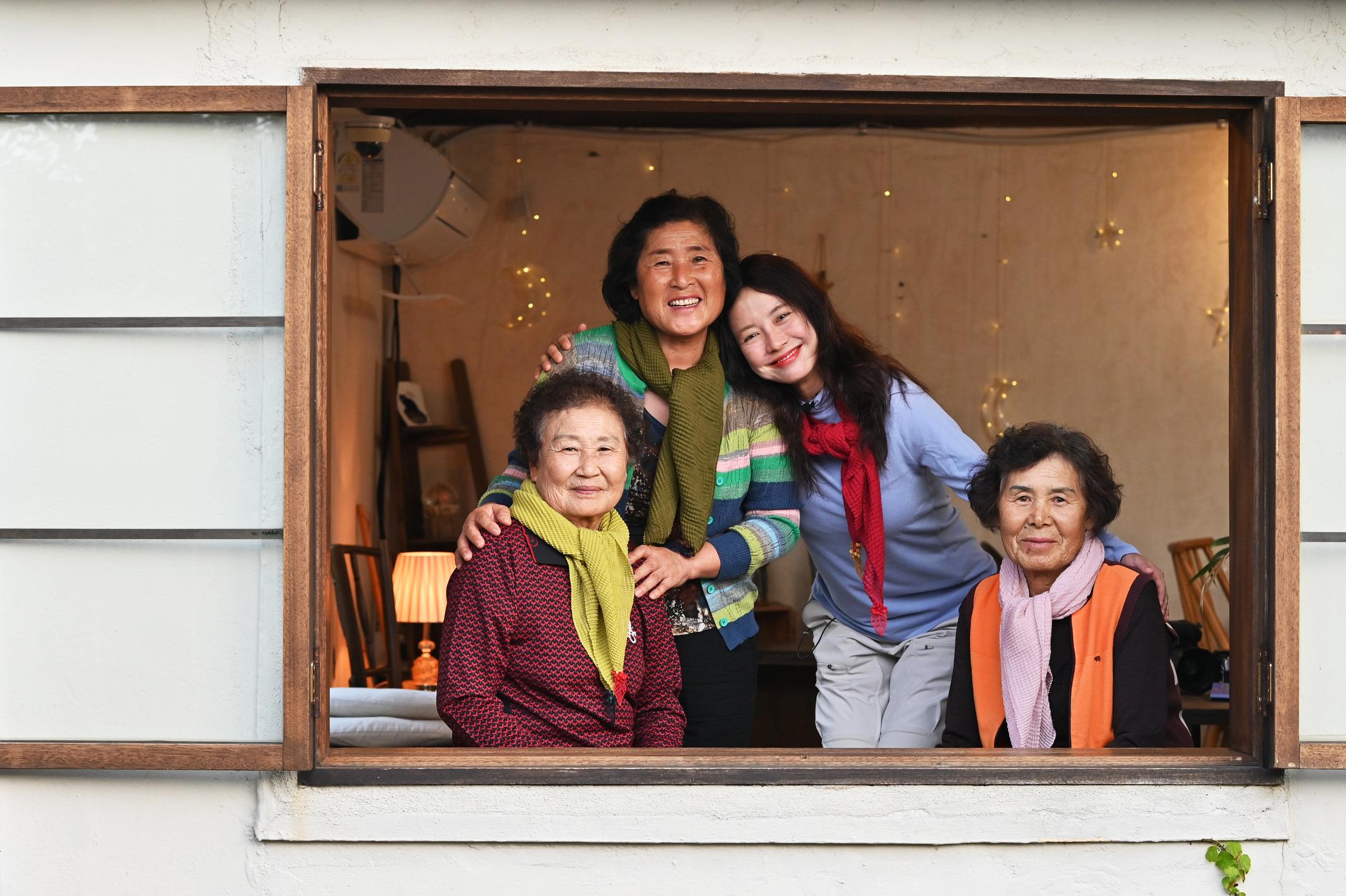 宋智孝受訪時再三表露出對前輩海女們的尊敬。(圖/BBC Studios提供)