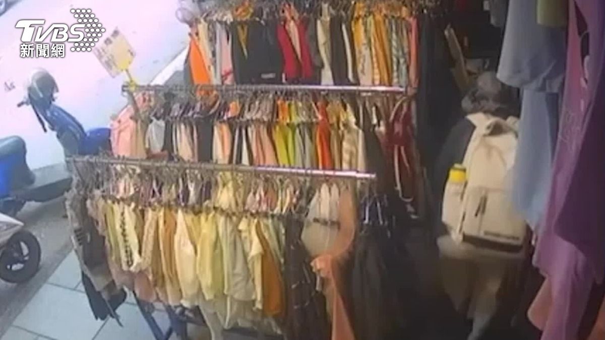 順手牽羊！女躲服飾店吊桿偷衣　遭直擊抓包
