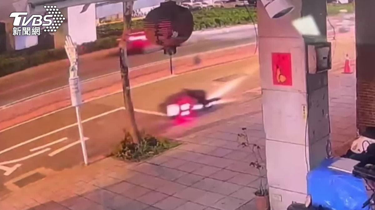 大漢橋下單車突鬼切　機車騎士頭重創不治