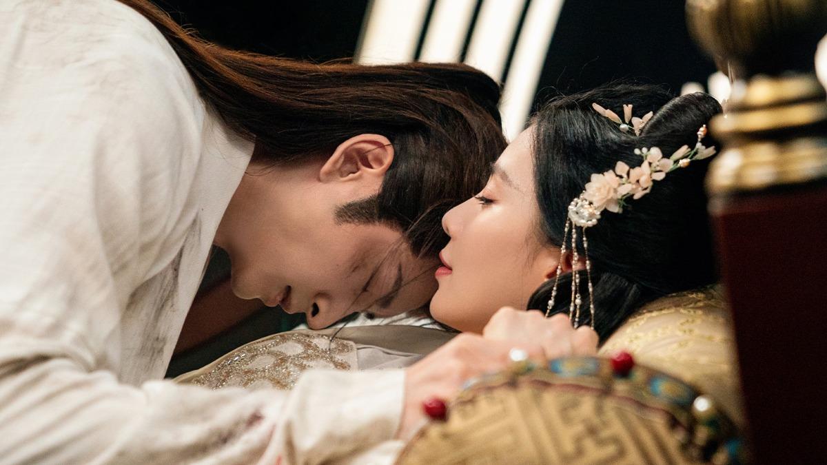 張雲龍（左）、劉詩詩有許多親密戲。（圖／iQIYI愛奇藝國際版提供）