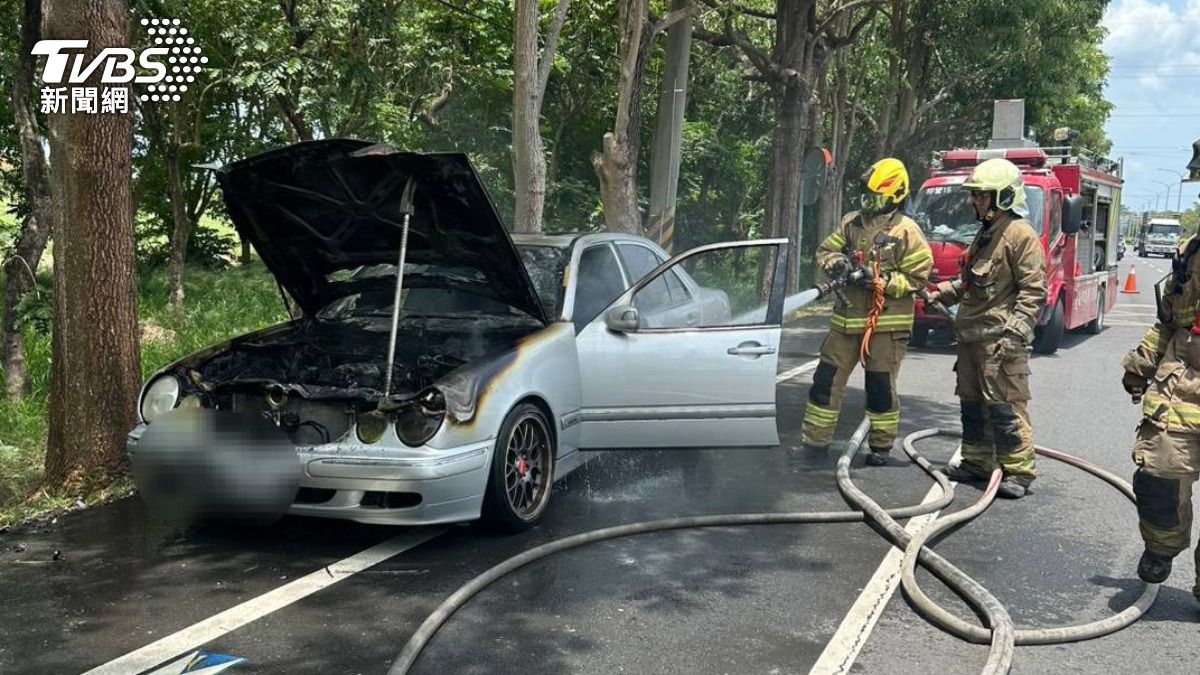 火勢燃燒猛烈，賓士車輛被燒到面目全非。（圖／TVBS）