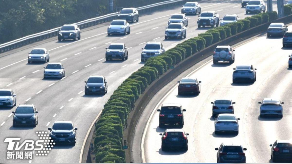 國道龜速亂象！立委轟「慢車」害內車道塞車　呼籲修法改善