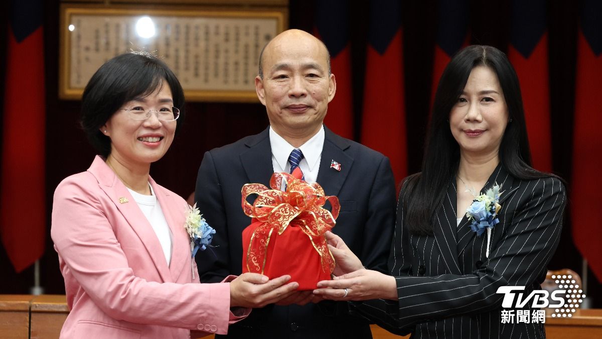 韓國瑜見證厚生會前任會長萬美玲（右）、蘇巧慧（左）交接。（圖／華子琛攝）