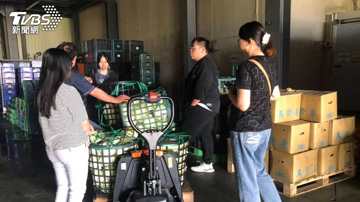 對團膳廠商進行聯合稽查。（圖／TVBS）