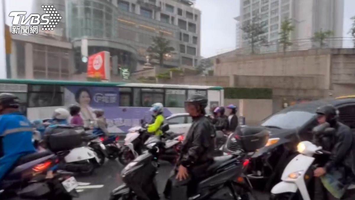 天氣／國家警報響！雷雨警戒區曝　雙北共18縣市大雨特報下到晚