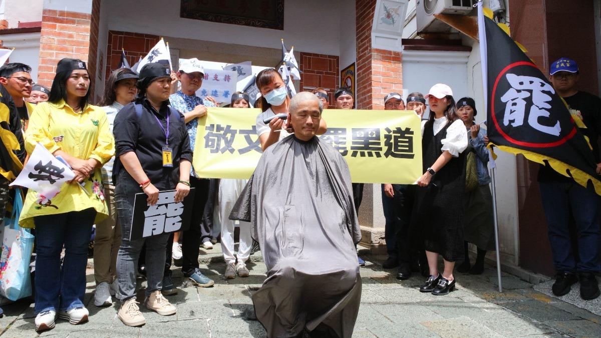 前客委會主委楊長鎮為催罷免、聲援在化療的領銜人剃光頭。（圖／救苗栗聯盟提供）