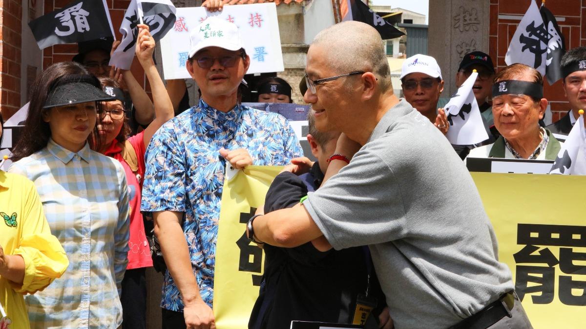領銜人見楊長鎮聲援，忍不住痛哭流涕。（圖／救苗栗聯盟提供）