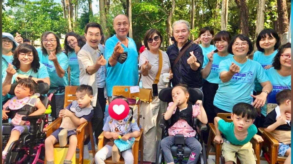 楊懷民(後排中左起)伍宗德及孫鵬一起合作願有情的公益短片。(圖/楊懷民提供)